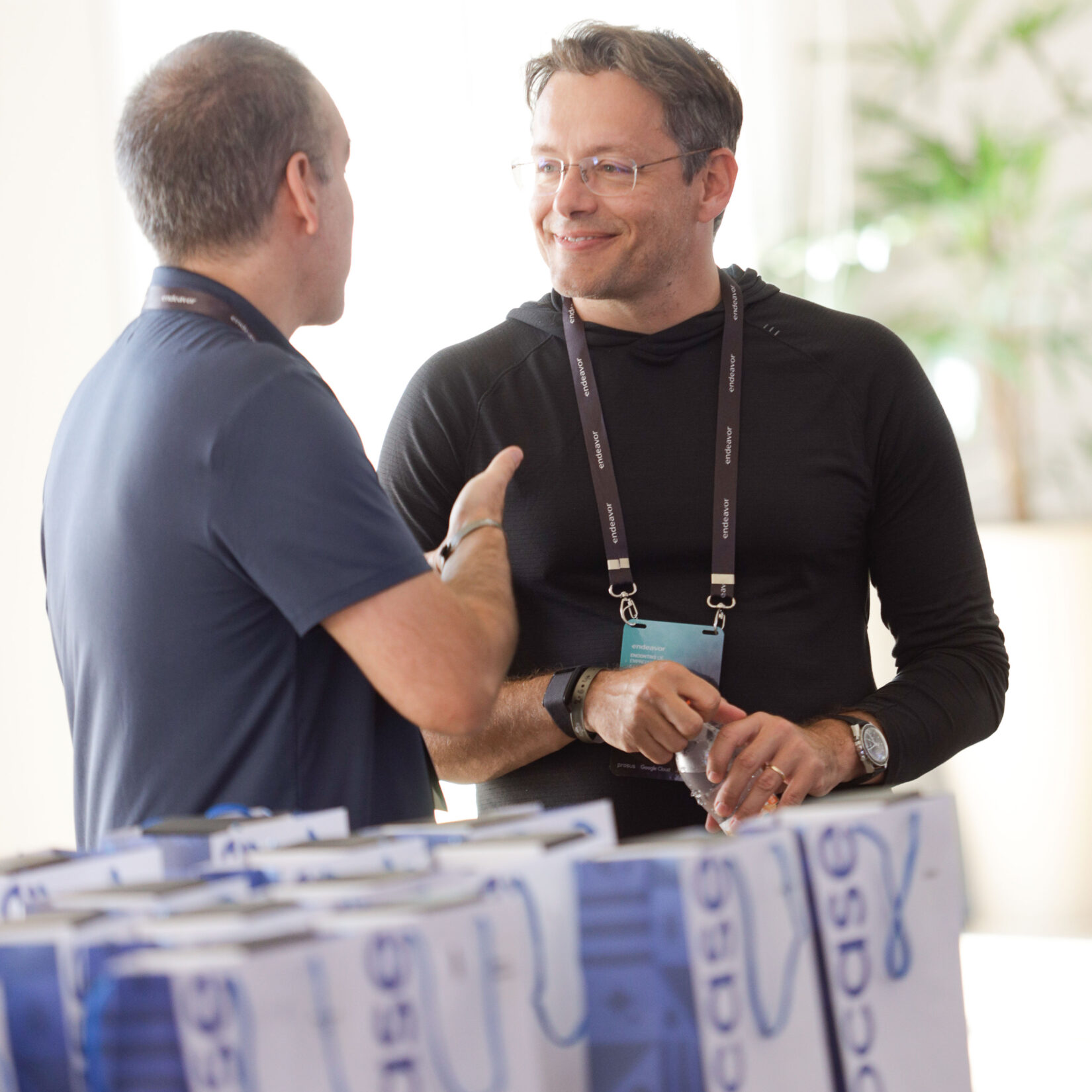 Dois empreendedores conversando em um evento da Endeavor